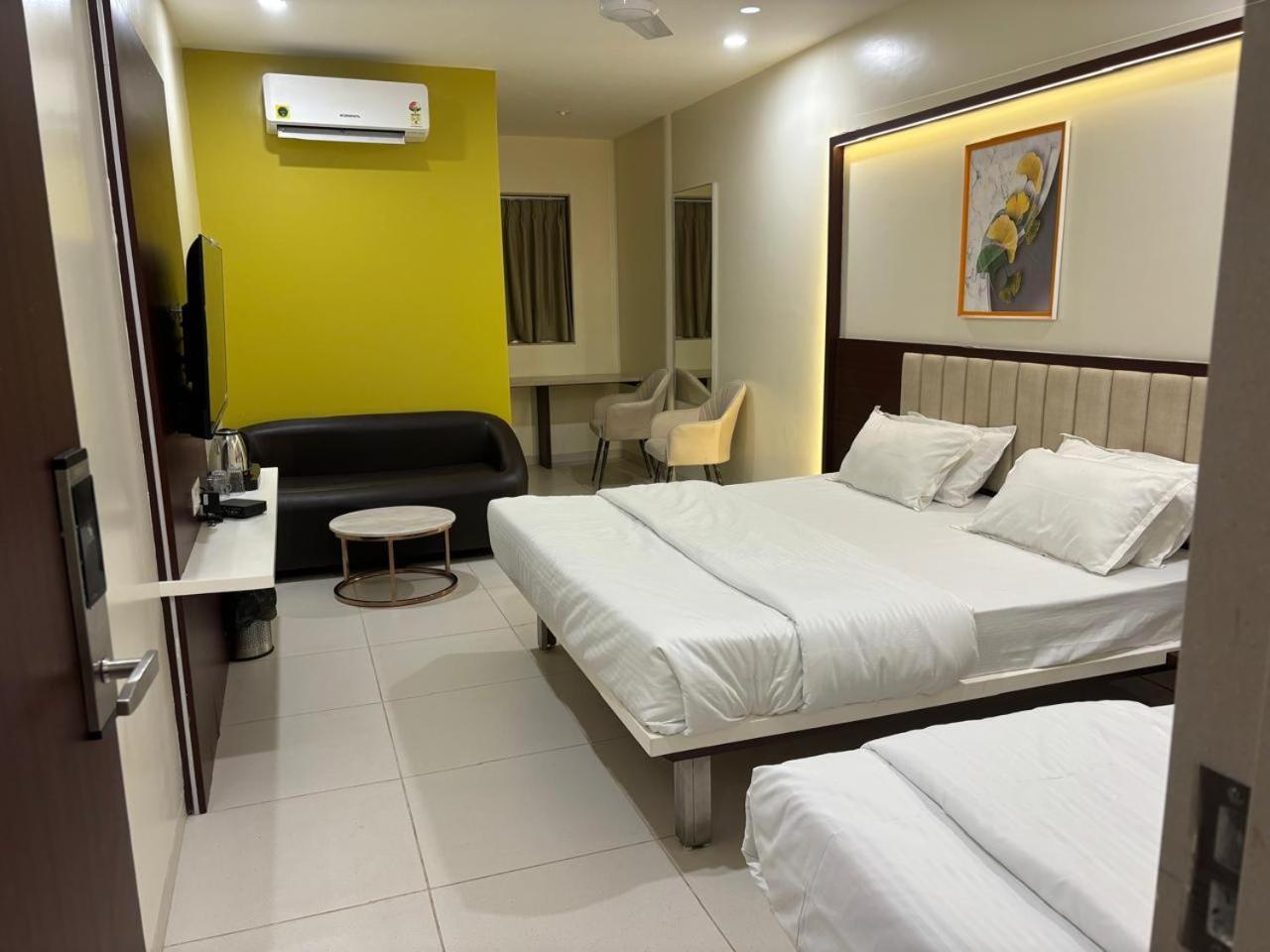 נאסיק Hotel Haldi מראה חיצוני תמונה