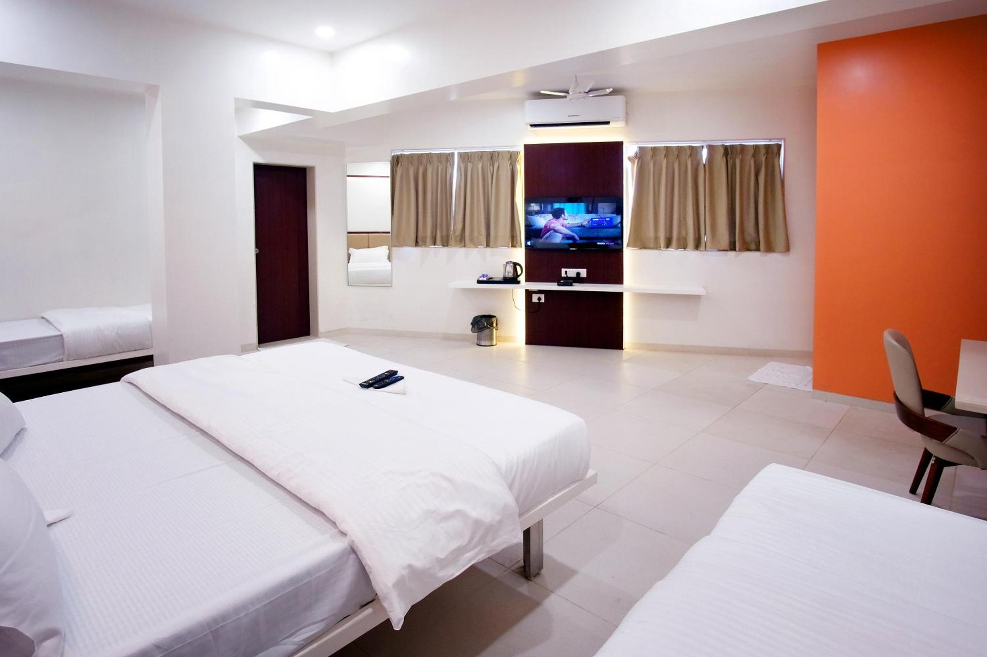 נאסיק Hotel Haldi מראה חיצוני תמונה